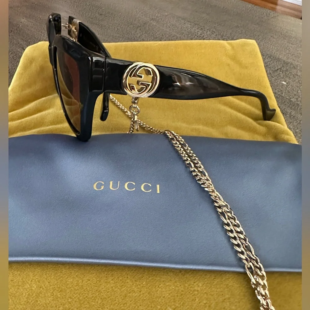 Gucci Black Square Sunglasses with Brown Lenses and Gold Chain Accent - Picture 4 of 8